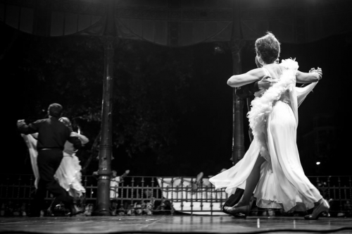 Pareja de bailarines de salón